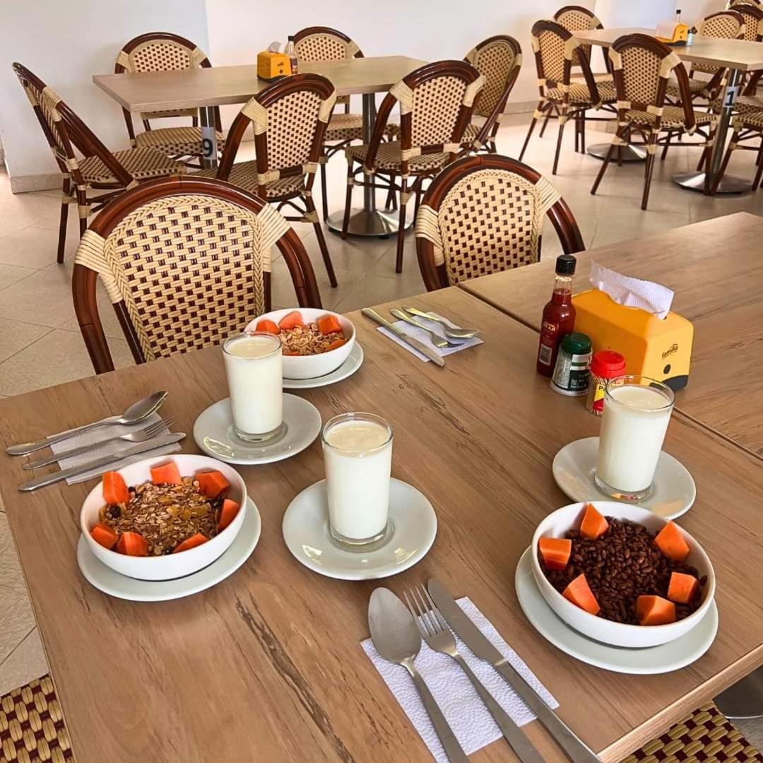 Zahira Hotel Melgar Exteriör bild